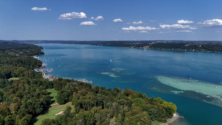 ! ACHTUNG BILD DARF AUSSCHLIESSLICH REDAKTIONELL GENUTZT WERDEN ! Ein Sommertag in Feldafing, Feldafinger Park(Landkreis Starnberg). Hier der Blick auf den Starnberger See mit Blickrichtung Norden, Possenhofen ,Sommer, Sommerwetter, Hitze, Ausflugswetter, baden, schwimmen, Radfahren, wandern, spazieren, Münchner Umland, Tagestouristen