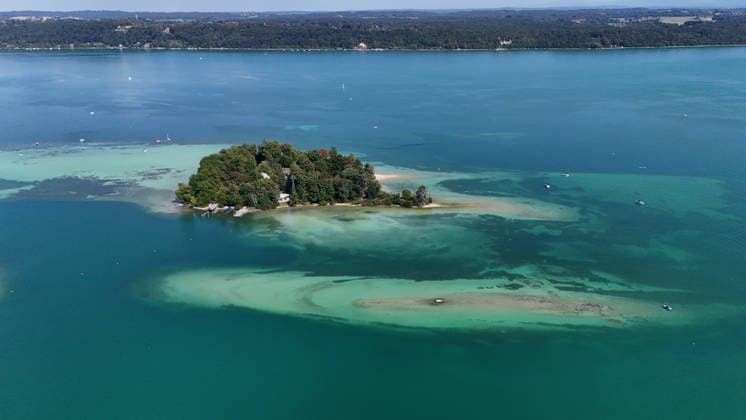 ! ACHTUNG BILD DARF AUSSCHLIESSLICH REDAKTIONELL GENUTZT WERDEN ! Ein Sommertag in Feldafing, Feldafinger Park(Landkreis Starnberg). Hier der Blick auf den Starnberger See und die Roseninsel, tiefen, seichte Stellen im Wasser, Sommer, Sommerwetter, Hitze, Ausflugswetter, baden, schwimmen, Radfahren, wandern, spazieren, Münchner Umland, Tagestouristen