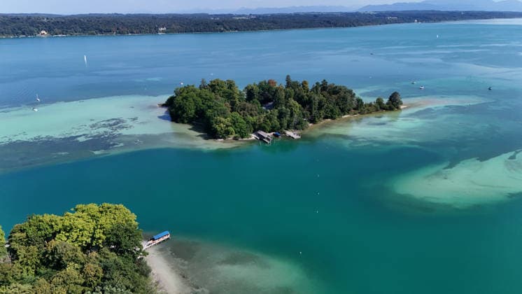 ! ACHTUNG BILD DARF AUSSCHLIESSLICH REDAKTIONELL GENUTZT WERDEN ! Ein Sommertag in Feldafing, Feldafinger Park(Landkreis Starnberg). Hier der Blick auf den Starnberger See und die Roseninsel, links die Fähre zur Roseninsel, Sommer, Sommerwetter, Hitze, Ausflugswetter, baden, schwimmen, Radfahren, wandern, spazieren, Münchner Umland, Tagestouristen