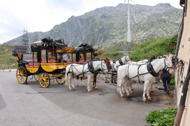 05.08.2026 Schweiz Pferde, Historische Gotthard -Postkutschen.Tagesfahrten auf der legendaeren Route von Andermatt ueber den Gotthardpass und die Tremolastrasse nach Airolo. Bild ; Rast auf dem Gotthardpass.