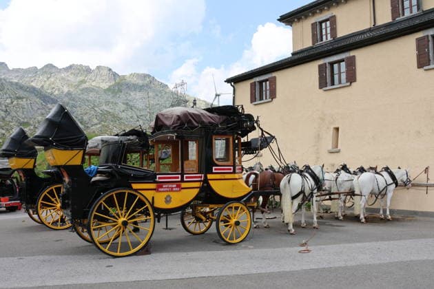 05.08.2026 Schweiz Pferde, Historische Gotthard -Postkutschen.Tagesfahrten auf der legendaeren Route von Andermatt ueber den Gotthardpass und die Tremolastrasse nach Airolo. Bild ; Rast auf dem Gotthardpass.