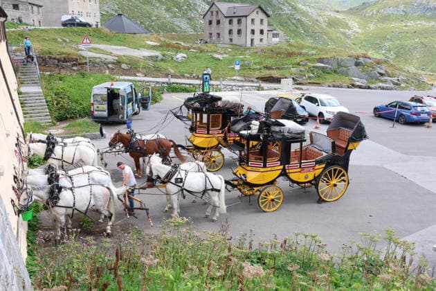 05.08.2026 Schweiz Pferde, Historische Gotthard -Postkutschen.Tagesfahrten auf der legendaeren Route von Andermatt ueber den Gotthardpass und die Tremolastrasse nach Airolo. Bild ; Rast auf dem Gotthardpass.
