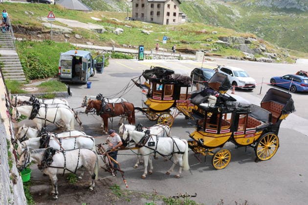 05.08.2026 Schweiz Pferde, Historische Gotthard -Postkutschen.Tagesfahrten auf der legendaeren Route von Andermatt ueber den Gotthardpass und die Tremolastrasse nach Airolo. Bild ; Rast auf dem Gotthardpass.