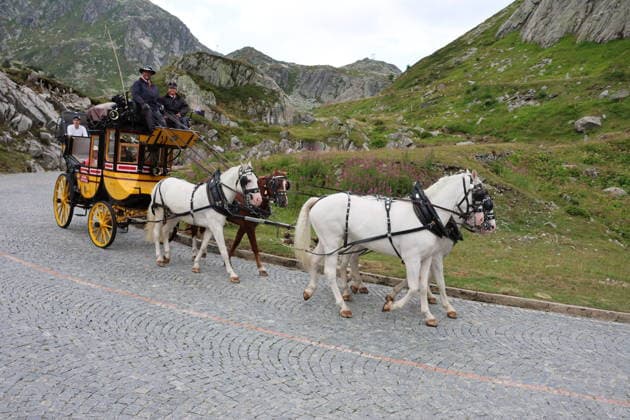 05.08.2026 Schweiz Pferde, Historische Gotthard -Postkutschen.Tagesfahrten auf der legendaeren Route von Andermatt ueber den Gotthardpass und die Tremolastrasse nach Airolo. Bild ; Gespann auf der Tremolastrasse