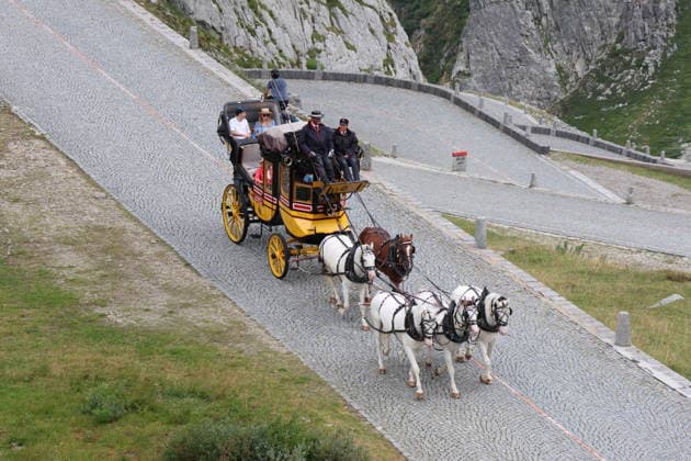 05.08.2026 Schweiz Pferde, Historische Gotthard -Postkutschen.Tagesfahrten auf der legendaeren Route von Andermatt ueber den Gotthardpass und die Tremolastrasse nach Airolo. Bild ; Gespann auf der Tremolastrasse