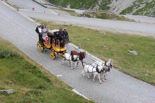 05.08.2026 Schweiz Pferde, Historische Gotthard -Postkutschen.Tagesfahrten auf der legendaeren Route von Andermatt ueber den Gotthardpass und die Tremolastrasse nach Airolo. Bild ; Gespann auf der Tremolastrasse