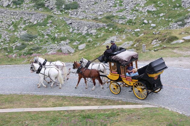 05.08.2026 Schweiz Pferde, Historische Gotthard -Postkutschen.Tagesfahrten auf der legendaeren Route von Andermatt ueber den Gotthardpass und die Tremolastrasse nach Airolo. Bild ; Gespann auf der Tremolastrasse