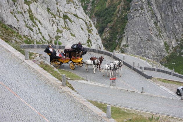 05.08.2026 Schweiz Pferde, Historische Gotthard -Postkutschen.Tagesfahrten auf der legendaeren Route von Andermatt ueber den Gotthardpass und die Tremolastrasse nach Airolo. Bild ; Gespann auf der Tremolastrasse