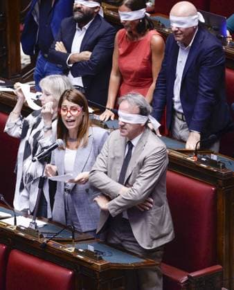 Foto IPP Marco Mattei Roma 05 08 2026 Camera dei deputati discussione e voto sull autorizzazione sequestro delle chat di Delmastro nella foto Elisabetta Piccolotti vicino a lei Angelo Bonelli e la protesta di AVS con i deputati che si coprono gli occhi con delle bende Italy Photo Press - World Copyright .