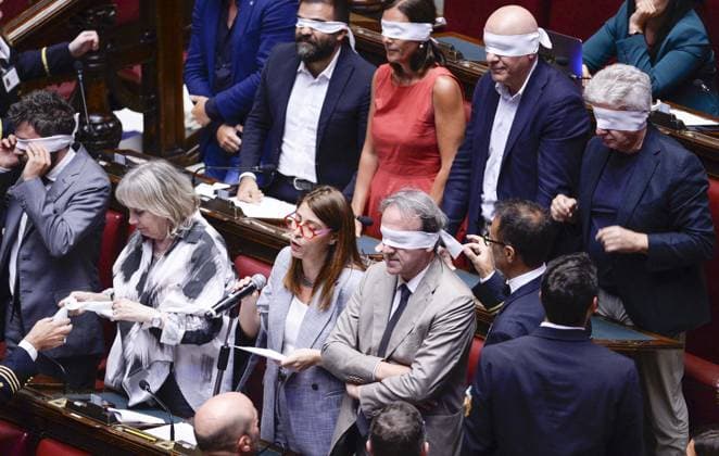 Foto IPP Marco Mattei Roma 05 08 2026 Camera dei deputati discussione e voto sull autorizzazione sequestro delle chat di Delmastro nella foto Elisabetta Piccolotti vicino a lei Angelo Bonelli e la protesta di AVS con i deputati che si coprono gli occhi con delle bende Italy Photo Press - World Copyright .