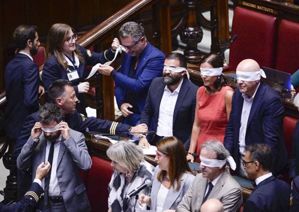 Foto IPP Marco Mattei Roma 05 08 2026 Camera dei deputati discussione e voto sull autorizzazione sequestro delle chat di Delmastro nella foto la protesta di AVS con i deputati che si coprono gli occhi con delle bende Italy Photo Press - World Copyright .