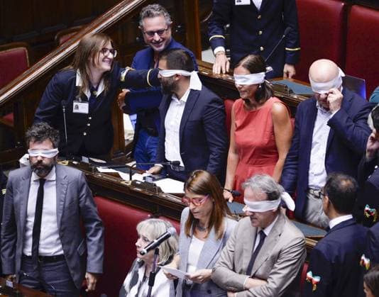 Foto IPP Marco Mattei Roma 05 08 2026 Camera dei deputati discussione e voto sull autorizzazione sequestro delle chat di Delmastro nella foto la protesta di AVS con i deputati che si coprono gli occhi con delle bende Italy Photo Press - World Copyright .