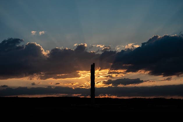 Die Sonne geht hinter dem TK-Elevator Testturm in Rottweil unter. Der Testturm ist dabei als Silhouette im Abendhimmel zu sehen. Rottweil Baden-Württemberg Deutschland