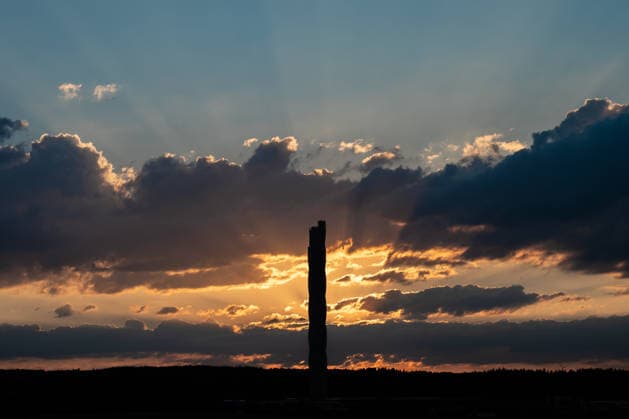 Die Sonne geht hinter dem TK-Elevator Testturm in Rottweil unter. Der Testturm ist dabei als Silhouette im Abendhimmel zu sehen. Rottweil Baden-Württemberg Deutschland