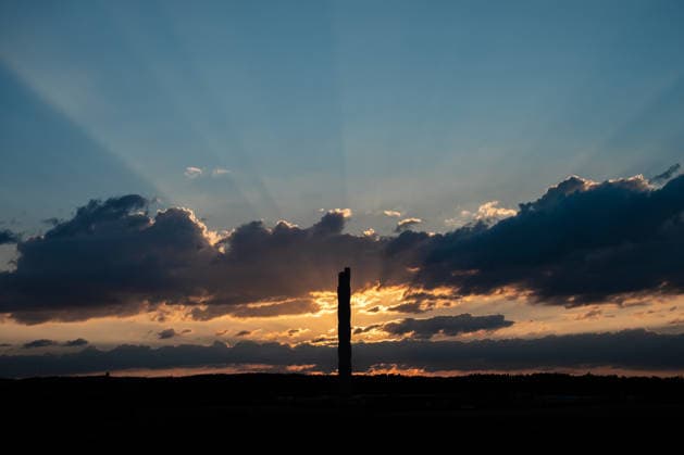 Die Sonne geht hinter dem TK-Elevator Testturm in Rottweil unter. Der Testturm ist dabei als Silhouette im Abendhimmel zu sehen. Rottweil Baden-Württemberg Deutschland