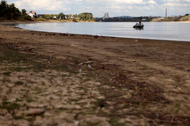 EIn einzelnes Boot dümpelt in dem stark zurückgegangenen Flussbett des Rhein in Höhe Sürth. Der Rheinpegel ist in Köln und Bonn auf einem Rekordtief. Viele Rheinwiesen sind verdorrt und versteppt und der sonst so stolze Fluss hat sich tief in sein Bett zurückgezogen, gibt den Blick auf trockene Ufer frei. Der Pegel lag am Wochenende mit 67 cm so tief wie noch nie seit der Messung. (Themenbild, Symbolbild) Köln, 05.08.2026 NRW Deutschland Copyright: xChristophxHardtx