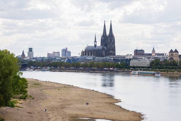 Ausgetrocknetes Rheinbett bei Rekord-Niedrigwasser vor dem Kölner Dom Blick von der Zoobrücke in Köln auf das ausgetrocknete Flussbett des Rheins, im Hintergrund der Kölner Dom. Mit einem Pegelstand von 69 cm am Pegel Köln erreicht das Niedrigwasser den bisherigen historischen Tiefstwert vom 23. Oktober 2018 ein neuer Rekord rückt in greifbare Nähe. Köln Zoobrücke Nordrhein-Westfalen Deutschland Copyright: xMarcxJohnx