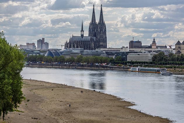 Ausgetrocknetes Rheinbett bei Rekord-Niedrigwasser vor dem Kölner Dom Blick von der Zoobrücke in Köln auf das ausgetrocknete Flussbett des Rheins, im Hintergrund der Kölner Dom. Mit einem Pegelstand von 69 cm am Pegel Köln erreicht das Niedrigwasser den bisherigen historischen Tiefstwert vom 23. Oktober 2018 ein neuer Rekord rückt in greifbare Nähe. Köln Zoobrücke Nordrhein-Westfalen Deutschland Copyright: xMarcxJohnx