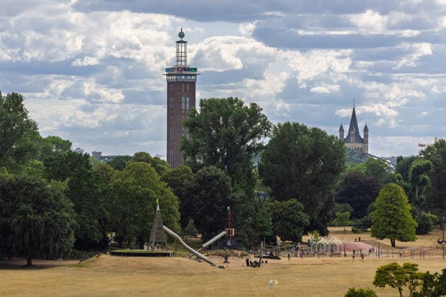Vertrocknete Wiesen im Rheinpark vor dem Kölner Dom Blick vom Rheinpark in Köln-Deutz auf den ehemaligen Messeturm, heute teil der RTL Group. Anhaltende Hitze und Trockenheit lassen die Wiesen des 1957 zur Bundesgartenschau angelegten Parks vertrocknen, Spaziergänger nutzen die Grünanlage dennoch für einen Ausflug. Köln Rheinpark Nordrhein-Westfalen Deutschland Copyright: xMarcxJohnx