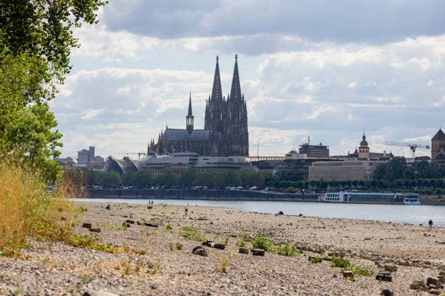 Niedrigwasser am Rhein: Blick vom Deutzer Ufer auf den Kölner Dom Blick vom Deutzer Rheinufer in Köln auf den Kölner Dom auf der gegenüberliegenden Rheinseite: Bei einem Pegelstand von 69 cm am Pegel Köln liegt das Flussbett großflächig trocken das Niedrigwasser erreicht damit den bisherigen historischen Tiefstwert vom 23. Oktober 2018. Köln Deutz Nordrhein-Westfalen Deutschland Copyright: xMarcxJohnx