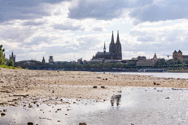 Niedrigwasser am Rhein: Blick vom Deutzer Ufer auf den Kölner Dom Blick vom Deutzer Rheinufer in Köln auf den Kölner Dom auf der gegenüberliegenden Rheinseite: Bei einem Pegelstand von 69 cm am Pegel Köln liegt das Flussbett großflächig trocken das Niedrigwasser erreicht damit den bisherigen historischen Tiefstwert vom 23. Oktober 2018. Köln Deutz Nordrhein-Westfalen Deutschland Copyright: xMarcxJohnx