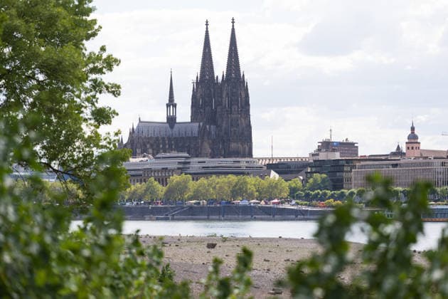 Niedrigwasser am Rhein: Blick vom Deutzer Ufer auf den Kölner Dom Blick vom Deutzer Rheinufer in Köln auf den Kölner Dom auf der gegenüberliegenden Rheinseite: Bei einem Pegelstand von 69 cm am Pegel Köln liegt das Flussbett großflächig trocken das Niedrigwasser erreicht damit den bisherigen historischen Tiefstwert vom 23. Oktober 2018. Köln Deutz Nordrhein-Westfalen Deutschland Copyright: xMarcxJohnx