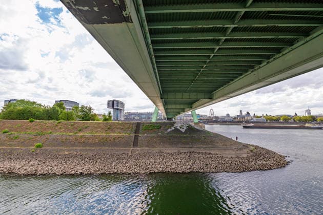 Niedrigwasser am Rhein: Blick unter der Severinsbrücke auf den Rheinauhafen Blick vom Deutzer Rheinufer unterhalb der Severinsbrücke auf den Rhein und den Rheinauhafen mit den markanten Kranhäusern: Bei einem Pegelstand von 69 cm am Pegel Köln liegt die Steinböschung des Ufers weiträumig trocken das Niedrigwasser erreicht den bisherigen historischen Tiefstwert vom 23. Oktober 2018. Köln Deutz Nordrhein-Westfalen Deutschland Copyright: xMarcxJohnx