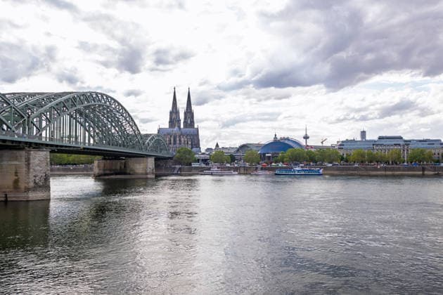 Kölner Skyline von Deutz: Dom, Hohenzollernbrücke, Musical Dome und Colonius Blick von Köln-Deutz auf die Kölner Skyline mit Kölner Dom, der historischen Hohenzollernbrücke, dem blauen Musical Dome und dem 266 Meter hohen Fernmeldeturm Colonius. Im Vordergrund fährt das Bonner Fahrgastschiff MS Moby Dick auf dem Rhein. Köln Deutz Nordrhein-Westfalen Deutschland Copyright: xMarcxJohnx