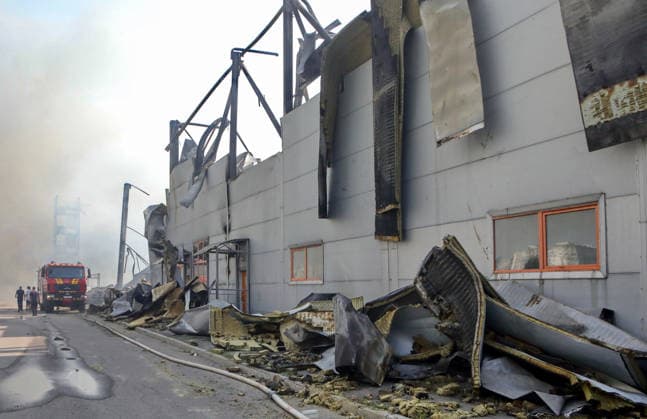 A fire engine is parked at a logistics complex destroyed by a Russian missile strike in the village of Chaiky, Kyiv region, Ukraine, August 5, 2026. A direct hit triggered a large-scale fire that destroyed the main warehouse hub. Parking areas and freight vehicles also caught fire. (Photo by Volodymyr Tarasov Ukrinform) Russian missile strike hits logistics complex in Kyiv region  Copyright: xVolodymyrxTarasovx
