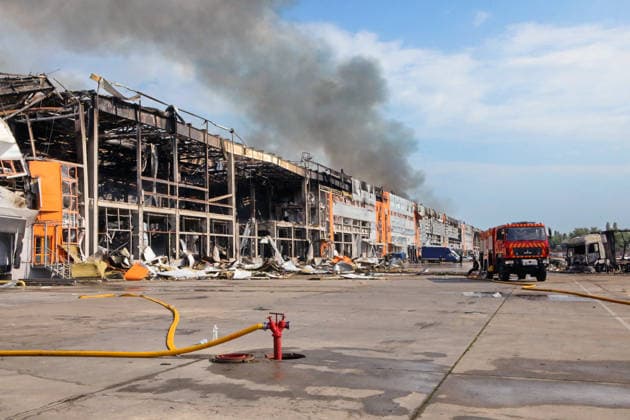 A fire engine is parked at a logistics complex destroyed by a Russian missile strike in the village of Chaiky, Kyiv region, Ukraine, August 5, 2026. A direct hit triggered a large-scale fire that destroyed the main warehouse hub. Parking areas and freight vehicles also caught fire. (Photo by Volodymyr Tarasov Ukrinform) Russian missile strike hits logistics complex in Kyiv region  Copyright: xVolodymyrxTarasovx