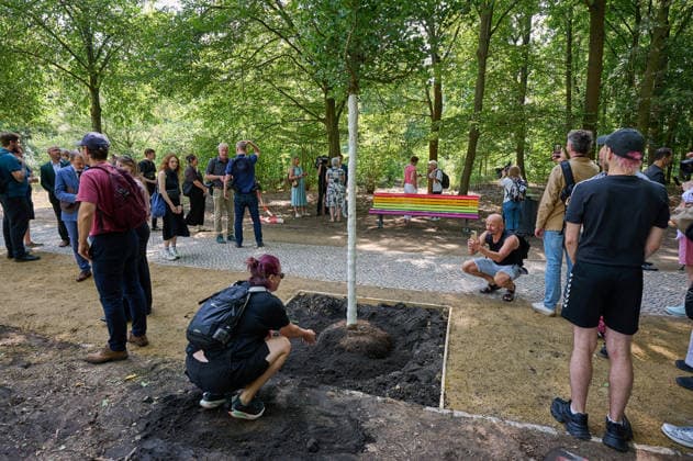Nach der Attacke auf den Berliner Christopher Street Day (CSD) wird am Donnerstag (06.08.2026) im Tiergarten ein neuer Baum am Anschlagsort gepflanzt. Ein franzoesischer Ahorn ersetzt den Baum, der infolge des Anschlags gefaellt wurde. Der Baum soll ein schuetzendes Metallgitter erhalten, an dem Karten, Fotos, Blumen und persoenliche Botschaften angebracht werden koennen. Neben dem Baum stellt das Bezirksamt eine Bank in den Farben des Regenbogens auf. Diese soll zum Innehalten, Verweilen und zur stillen Anteilnahme einladen und Solidaritaet mit der queeren Community zum Ausdruck bringen. (Siehe epd-Meldung vom 06.08.2026) EDITORIAL USE ONLY