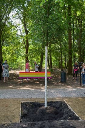 Nach der Attacke auf den Berliner Christopher Street Day (CSD) wird am Donnerstag (06.08.2026) im Tiergarten ein neuer Baum am Anschlagsort gepflanzt. Ein franzoesischer Ahorn ersetzt den Baum, der infolge des Anschlags gefaellt wurde. Der Baum soll ein schuetzendes Metallgitter erhalten, an dem Karten, Fotos, Blumen und persoenliche Botschaften angebracht werden koennen. Neben dem Baum stellt das Bezirksamt eine Bank in den Farben des Regenbogens auf. Diese soll zum Innehalten, Verweilen und zur stillen Anteilnahme einladen und Solidaritaet mit der queeren Community zum Ausdruck bringen. (Siehe epd-Meldung vom 06.08.2026) EDITORIAL USE ONLY