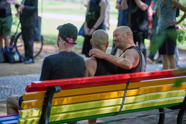 Nach der Attacke auf den Berliner Christopher Street Day (CSD) wird am Donnerstag (06.08.2026) im Tiergarten ein neuer Baum am Anschlagsort gepflanzt. Ein franzoesischer Ahorn ersetzt den Baum, der infolge des Anschlags gefaellt wurde. Neben dem Baum stellt das Bezirksamt eine Bank in den Farben des Regenbogens auf (Foto). Diese soll zum Innehalten, Verweilen und zur stillen Anteilnahme einladen und Solidaritaet mit der queeren Community zum Ausdruck bringen. (Siehe epd-Meldung vom 06.08.2026) EDITORIAL USE ONLY