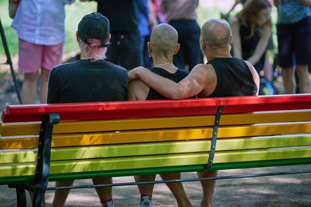 Nach der Attacke auf den Berliner Christopher Street Day (CSD) wird am Donnerstag (06.08.2026) im Tiergarten ein neuer Baum am Anschlagsort gepflanzt. Ein franzoesischer Ahorn ersetzt den Baum, der infolge des Anschlags gefaellt wurde. Neben dem Baum stellt das Bezirksamt eine Bank in den Farben des Regenbogens auf (Foto). Diese soll zum Innehalten, Verweilen und zur stillen Anteilnahme einladen und Solidaritaet mit der queeren Community zum Ausdruck bringen. (Siehe epd-Meldung vom 06.08.2026) EDITORIAL USE ONLY
