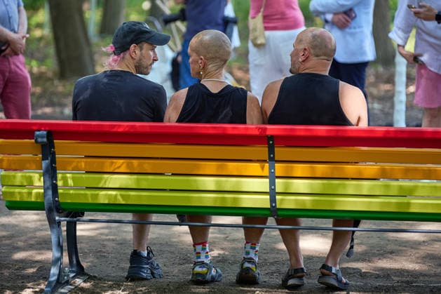 Nach der Attacke auf den Berliner Christopher Street Day (CSD) wird am Donnerstag (06.08.2026) im Tiergarten ein neuer Baum am Anschlagsort gepflanzt. Ein franzoesischer Ahorn ersetzt den Baum, der infolge des Anschlags gefaellt wurde. Neben dem Baum stellt das Bezirksamt eine Bank in den Farben des Regenbogens auf (Foto). Diese soll zum Innehalten, Verweilen und zur stillen Anteilnahme einladen und Solidaritaet mit der queeren Community zum Ausdruck bringen. (Siehe epd-Meldung vom 06.08.2026) EDITORIAL USE ONLY