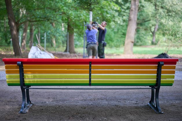 News Bilder des Tages Nach der Attacke auf den Berliner Christopher Street Day (CSD) wird am Donnerstag (06.08.2026) im Tiergarten ein neuer Baum am Anschlagsort gepflanzt. Ein franzoesischer Ahorn ersetzt den Baum, der infolge des Anschlags gefaellt wurde. Neben dem Baum stellt das Bezirksamt eine Bank in den Farben des Regenbogens auf (Foto). Diese soll zum Innehalten, Verweilen und zur stillen Anteilnahme einladen und Solidaritaet mit der queeren Community zum Ausdruck bringen. (Siehe epd-Meldung vom 06.08.2026) EDITORIAL USE ONLY