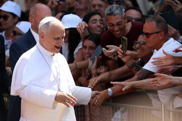 IPA87274855 - Assisi, Italy, August 6, 2026: At the end of Mass, the Pope steps out to greet the faithful. The Holy Father Leo XIV meets with young people participating in the GO! Franciscan Youth Meeting 2026 at the Basilica of Santa Maria degli Angeli in Assisi. The event brings together young people from various countries for a time of prayer, reflection, and sharing inspired by Franciscan spirituality.  Copyright: xmarcoxiacobuccix xmarcoxiacobuccix 87274855