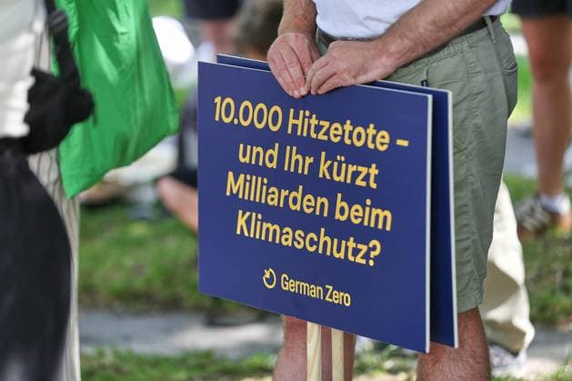 Berlin, Deutschland, 06.08.2026: Bundeskanzleramt: Klimabündnis fordert Hitzegipfel: Schild mit der Aufschrift: 10.000 Hitzetote - und ihr kürzt Milliarden beim Klimaschutz? Copyright: xdtsxNachrichtenagenturx dts_129452