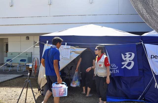 Aftermath of strong earthquake in Kumamoto Photo taken on Aug. 5, 2026, shows a temporary bath set up at a school in Hikawa in Kumamoto Prefecture, southwestern Japan, following a powerful earthquake in the region on July 28.  A14AA0005625270P