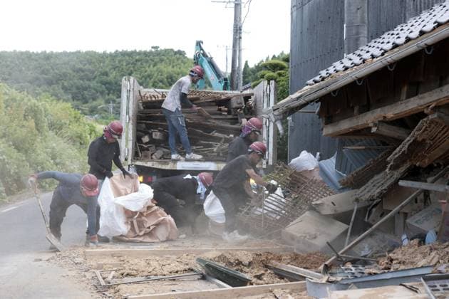 Aftermath of strong earthquake in Kumamoto Volunteers clear rubble at the site of what was a residential house in Hikawa in Kumamoto Prefecture, on Aug. 6, 2026, southwestern Japan, following a powerful earthquake that hit the region on July 28.  A14AA0005625274P