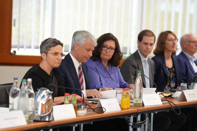 Spitzengespraech Niedrigwasser mit Verkehrsminister Bilger Auftaktfotos vor dem Spizengespraech Niedrigwasser im Zusammenhang mit dem Rhein-Niedrigwasser im Bundesministerium fuer Verkehr, Bonn, 06.08.2026 Bonn Nordrhein-Westfalen Deutschland