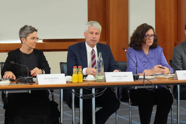 Spitzengespraech Niedrigwasser mit Verkehrsminister Bilger Auftaktfotos mit Bundesverkehrsminister Bilger vor dem Spizengespraech Niedrigwasser im Zusammenhang mit dem Rhein-Niedrigwasser im Bundesministerium fuer Verkehr, Bonn, 06.08.2026 Bonn Nordrhein-Westfalen Deutschland
