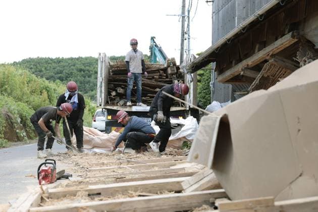 Aftermath of strong earthquake in Kumamoto Volunteers clear rubble at the site of what was a residential house in Hikawa in Kumamoto Prefecture, on Aug. 6, 2026, southwestern Japan, following a powerful earthquake that hit the region on July 28.  A14AA0005625275P