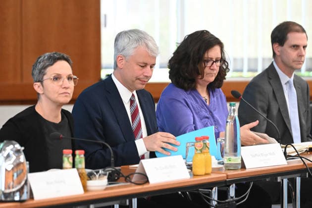 Bundesverkehrsminister Steffen BILGER (2.v.l.) eroeffnet die Konferenz, Bundesverkehrsminister Steffen Bilger laedt zum Spitzengespraech Niedrigwasser am 06.08.2026, Bonn Deutschand,