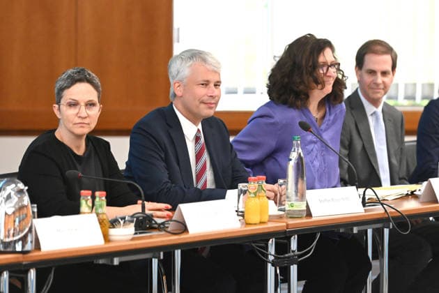 Bundesverkehrsminister Steffen BILGER (2.v.l.) eroeffnet die Konferenz, Bundesverkehrsminister Steffen Bilger laedt zum Spitzengespraech Niedrigwasser am 06.08.2026, Bonn Deutschand,