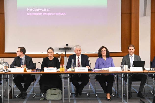 Bundesverkehrsminister Steffen BILGER (Mitte) eroeffnet die Konferenz, Bundesverkehrsminister Steffen Bilger laedt zum Spitzengespraech Niedrigwasser am 06.08.2026, Bonn Deutschand,