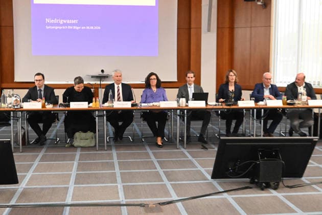 Bundesverkehrsminister Steffen BILGER (3.v.l.) eroeffnet die Konferenz, Bundesverkehrsminister Steffen Bilger laedt zum Spitzengespraech Niedrigwasser am 06.08.2026, Bonn Deutschand,