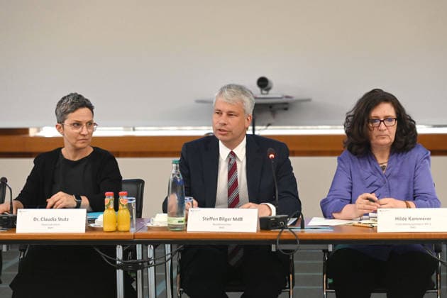 News Bilder des Tages Bundesverkehrsminister Steffen BILGER (Mite) eroeffnet die Konferenz, Bundesverkehrsminister Steffen Bilger laedt zum Spitzengespraech Niedrigwasser am 06.08.2026, Bonn Deutschand,