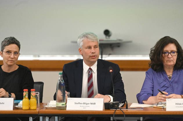 Bundesverkehrsminister Steffen BILGER (Mite) eroeffnet die Konferenz, Bundesverkehrsminister Steffen Bilger laedt zum Spitzengespraech Niedrigwasser am 06.08.2026, Bonn Deutschand,