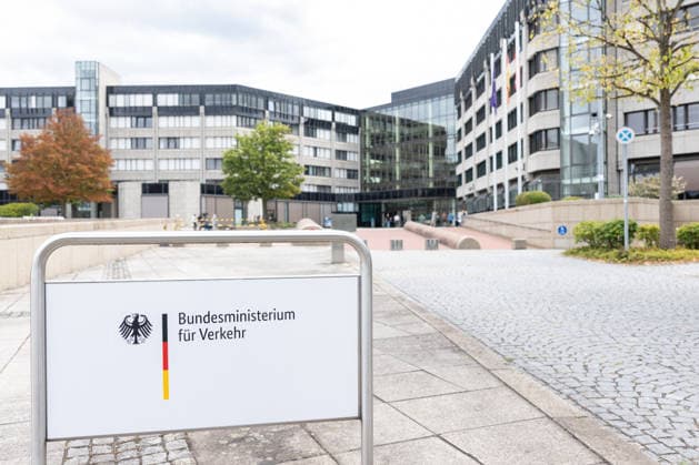Bundesverkehrsminister Bilger lädt zu Spitzengespräch Niedrigwasser Bundesverkehrsminister Steffen Bilger (CDU) empfängt Vertreter aus Binnenschifffahrt und Wirtschaft zum Spitzengespräch Niedrigwasser im Bundesministerium für Verkehr in Bonn. Angesichts der anhaltenden außergewöhnlichen Niedrigwasserphase auf dem Rhein und weiteren Wasserstraßen werden Herausforderungen für die Binnenschifffahrt sowie mögliche Handlungsoptionen erörtert. Bonn Gronau Nordrhein-Westfalen Deutschland Copyright: xMarcxJohnx